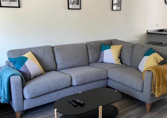 Epsom Casa | Completely refurbished home parking/close to shops