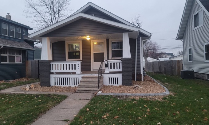 Cedar Rapids - Iowa City Casa | Completely remodeled house with all the amenities minutes from downtown.