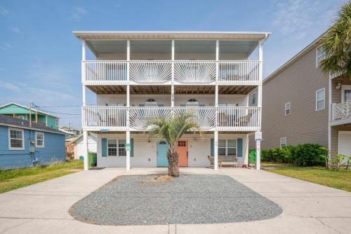 Kure Beach Casa | Completely Remodeled - Beach Access 3 Doors Down - Near Kure Beach Pier