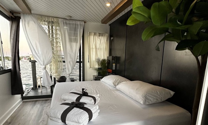 Marathon Alquiler De Eote | Completely remodeled… Paradise awaits on this cozy houseboat!