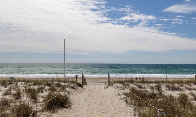 Emerald Isle Condominio | Completely renovated beach view Condo in Queens Court Resort!