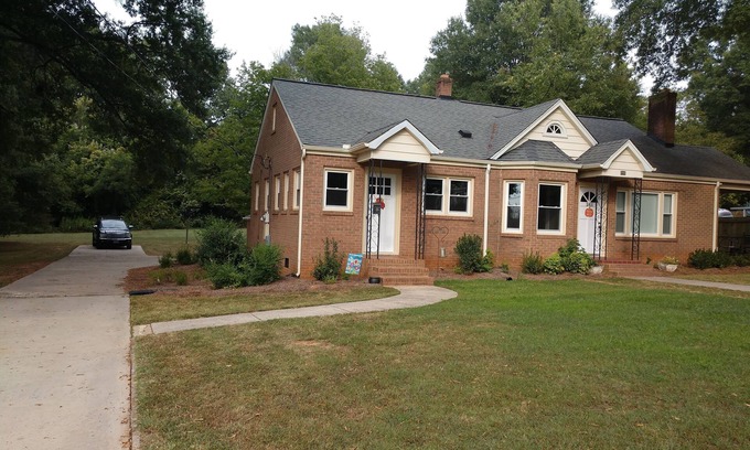 Mooresville Casa | Nuevo listado - Casa completamente renovada con muebles nuevos.