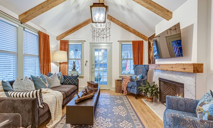 Franklin Cabaña | Completely Renovated Historical Cottage -- Walking distance to Downtown Franklin
