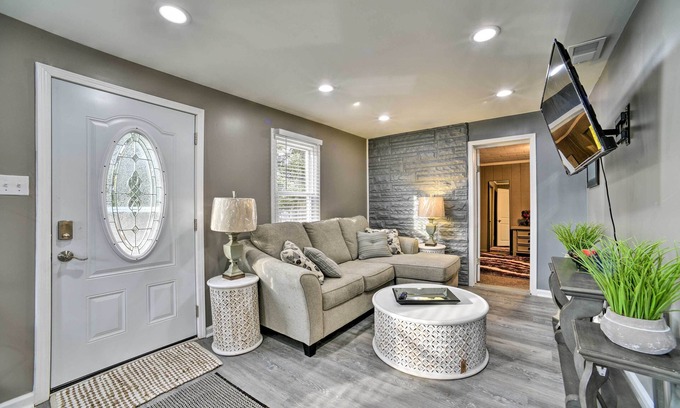 Farmington Hills Casa | Completely Renovated Escape ~ 1 Mile to Downtown!