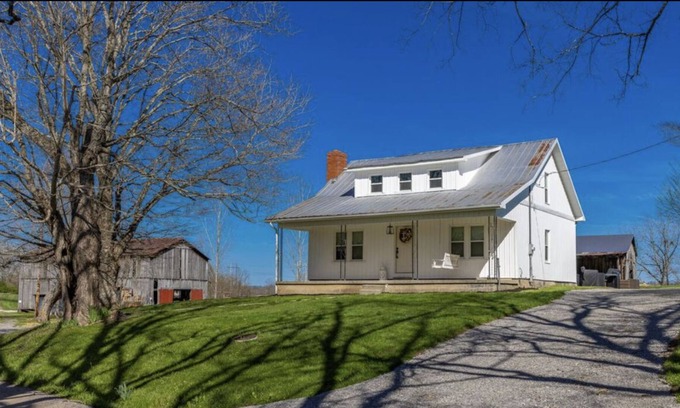 Winchester Casa | Completely Renovated Farmhouse on 75 Acres