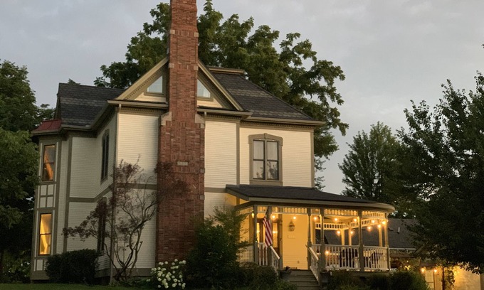 Independence Casa | Completely restored 1885 Queen Ann style home located next to the temple lot.