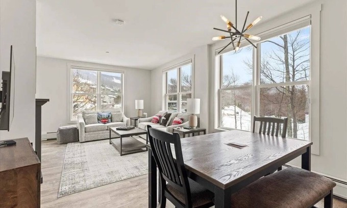 Stratton Mountain Condominio | Completely updated 2BD/2BR. Walk to Lift & Village. Heated Pool. Gorgeous Views.
