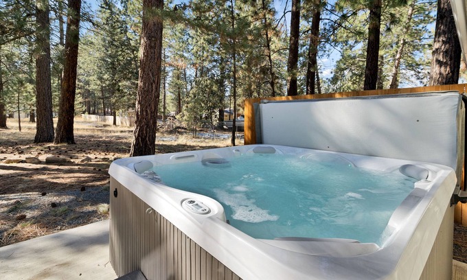 Deschutes River Woods Casa | Relajación de Riverwoods: bañera de hidromasaje, aire acondicionado, actualizado, patio grande, área boscosa cerca de la ciudad