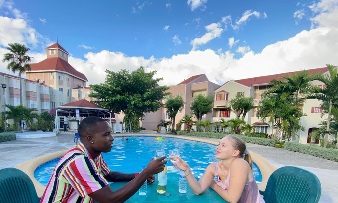 Ocho Rios Complejo | Complimentary Wine At Fishermans Point Resort