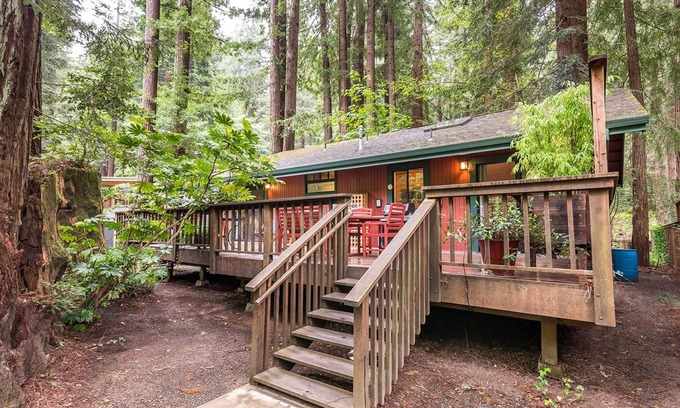 Cazadero Cabina | Cabina de Hearthside: ¡relájate en la bañera de hidromasaje debajo de las secoyas!