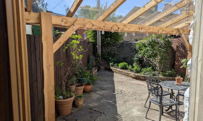 Llanfyllin Cabaña | COMPTON HOUSE, pet friendly, character holiday cottage in Llanfyllin