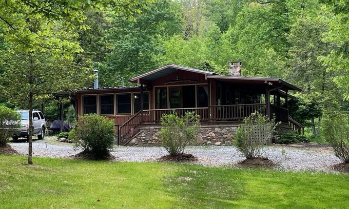 Clarkesville Cabina | Cona LaPrade Cabin - located next to LaPrade's Marina on beautiful Lake Burton.