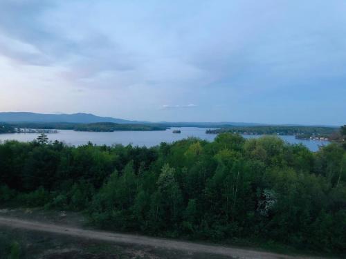 Weirs Beach Apartamento | Concerts! Lake Winni Views! Kitchen! Pool! Hot Tub!