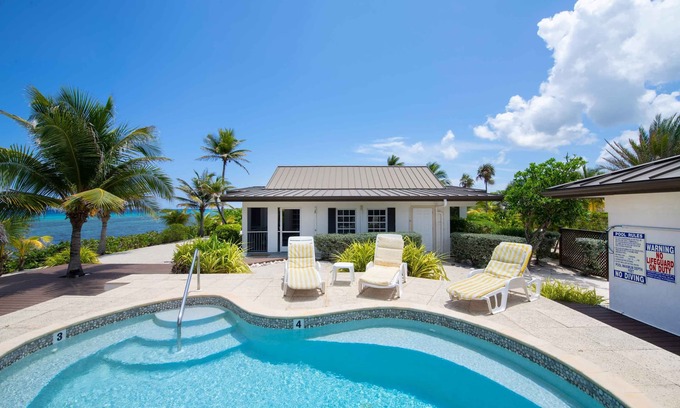 Old Man Bay Casa | Conched Out: Island Chic Bungalow con exuberantes jardines tropicales, piscina y patio trasero Snorkel