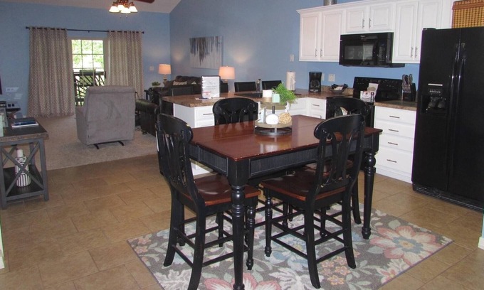 Hollister Condominio | Condo A-7 3 Bedroom Condo by Redawning