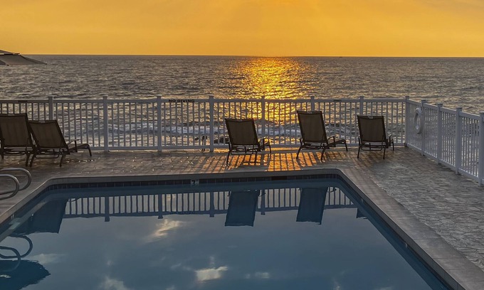 Kailua-Kona Condominio | Condo at oceanfront resort with lanai, pool, grill & sundeck - walk to beach
