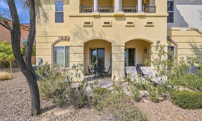 Lake Las Vegas Condominio | Condo at Prestigious gated V community