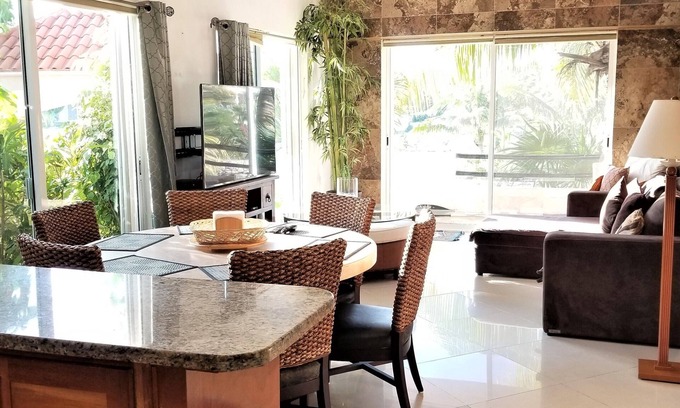 Puerto Aventuras Condominio | Condo Bellmare B2 Dormitorio frente al agua laguna 3 pasos a la piscina. 1 minuto. de la playa