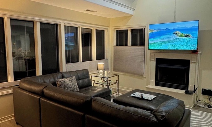 Northeast Virginia Beach Condominio | Condo by beach and state park