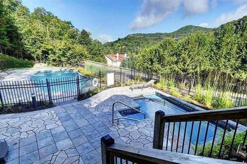 Mont-Tremblant Village Apartamento | Condo entier, fully equiped pool and Spa only in summer