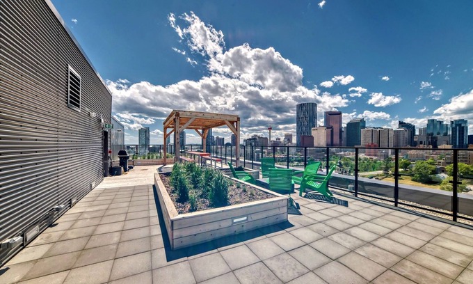 Bow Riverfront Apartamento | Condo in Downtown Calgary