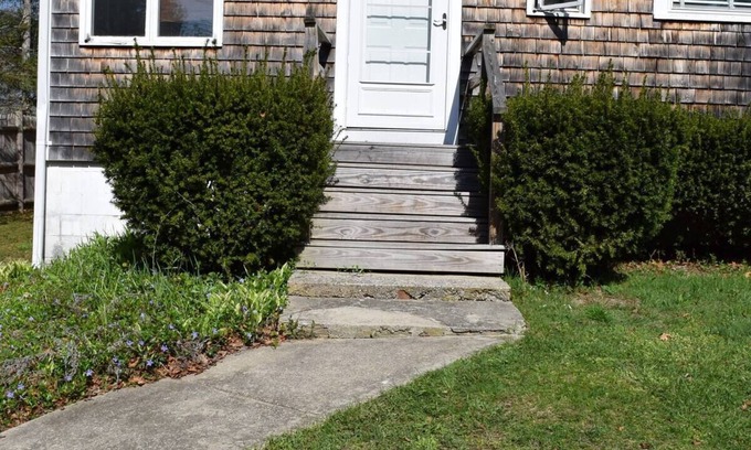 East Falmouth Condominio | Condo in Falmouth with access to the secluded flax pond and a built in pool.