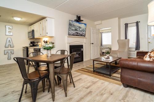 Gatlinburg Apartamento | Condo in Gatlinburg very peaceful - 10 min Walk to Main Strip