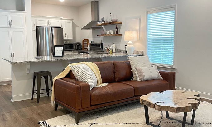 Aiken Condominio | Condo located downtown Aiken that's only a 5-minute walk to the Alley!