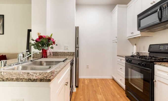 Airport Area Condominio | Condo near beach/Airport/UCI Ideal For Long Stay