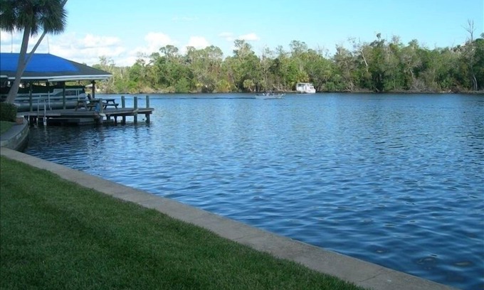 Homosassa Condominio | Condominio en el río Homosassa con tobogán cubierto.
