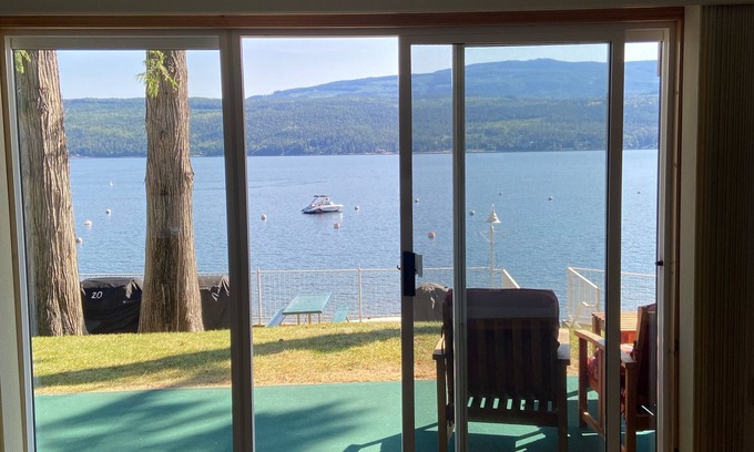 Anglemont Condominio | Condo on the Shuswap lake! Nice 2 bedr 1 bth condo, waterfront and Boat tie!