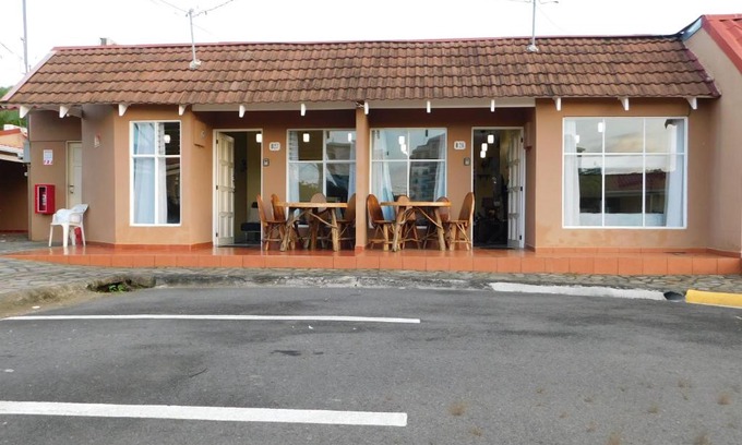 Jacó Apartamento | Condo Villa B27 - B28 sleeps six people - price includes housekeeping fees not taxes - Very close to the pool and beach!