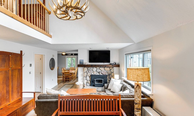 North Woodstock Condominio | ¡NUEVO! Condominio con terraza y parrilla, 4. 5 millas a Loon Mountain