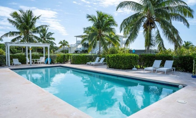 James Cistern Condominio | Nuevo condominio con piscina comunitaria, playa privada, muelle, 2 vistas al mar, carrito de golf, kayaks