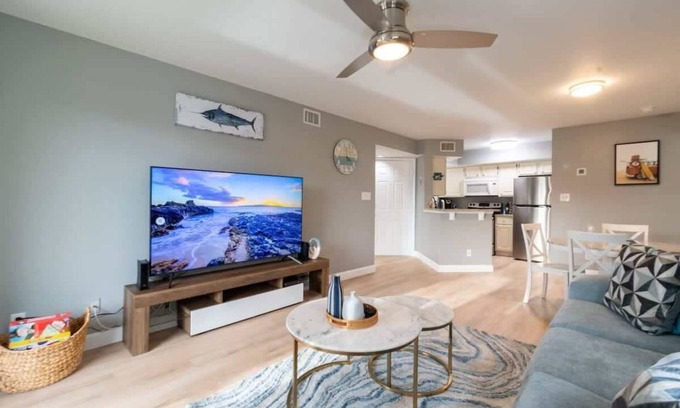 Ocean Side Village Condominio | Condo with all Essentials, Gym & Pool - Beachside