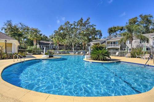 Demere Park Apartamento | Condo with Amazing Amenities 1 Mi to Beach!