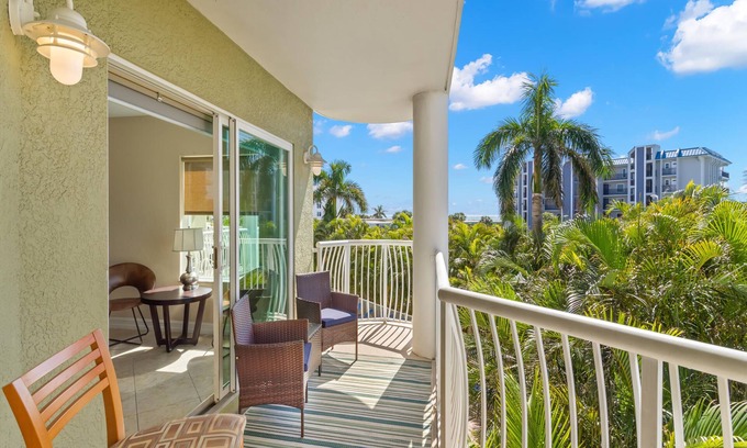 Capri Isle Condominio | Condo with Balcony- Pool, Hot Tub Access + Short Walk to Beach!