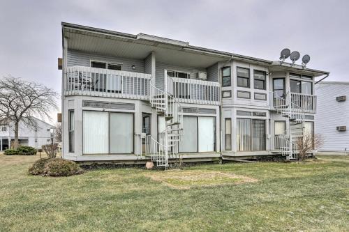 Oak Harbor Apartamento | Condo with Balcony, Dock and Access to Lake Erie