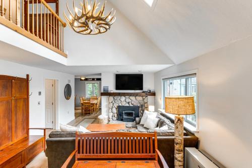 North Woodstock Apartamento | Condo with Deck and Grill Less Than 5 Miles to Loon Mountain!