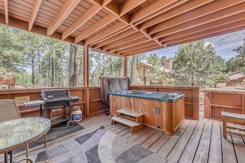 Ruidoso Apartamento | Condo with Hot Tub about 4 Miles to Ruidoso Winter Park!