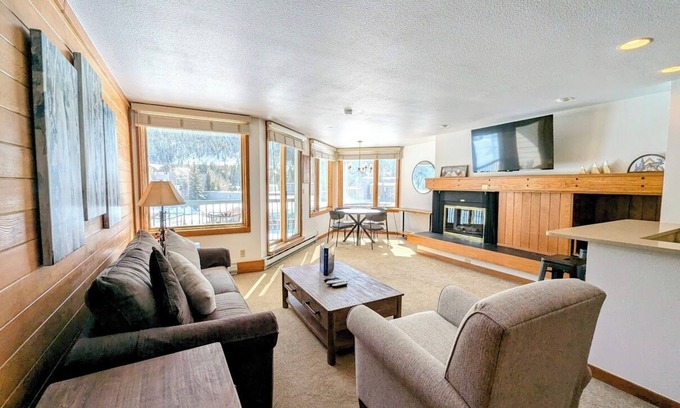 Lakeside Village Condominio | Condo with pool and hot tub onsite & free shuttle