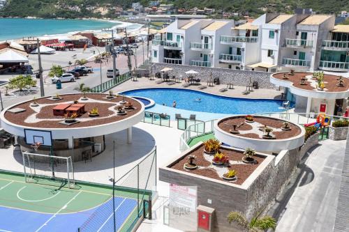 Taio Apartamento | Condomínio Club a 50m PRAIA dos Anjos - Unidades com 2 QUARTOS, PISCINA, estacionamento e portaria 24h - Área de lazer 3000m, wi-fi 800MB, churrasqueira e cozinha completa