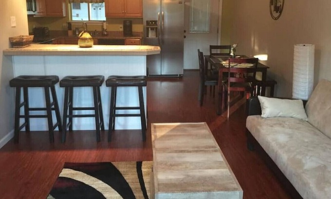 Confluence Apartamento | Confluence Rent 4 · Riverfront townhouse4,Fish, Hike, Bike! Summer Get away!