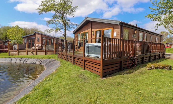 South Lakeland Leisure Village Cabaña | CONISTON, pet friendly, with hot tub in Carnforth