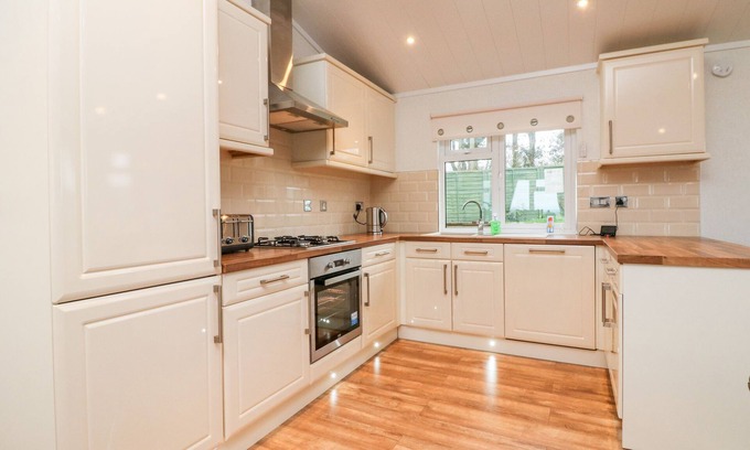 Okehampton Cabaña | CONKER'S LODGE, family friendly, with a garden in Okehampton