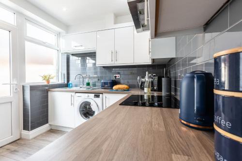 Preston Casa | Connaught House - Wi-Fi, Parking, Contractors