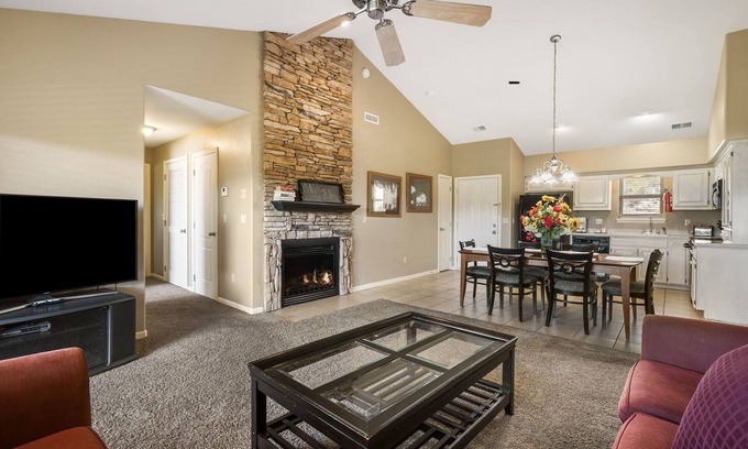Branson West Condominio | Connecting Fully-Equipped Condo & Suite with Kitchenette
