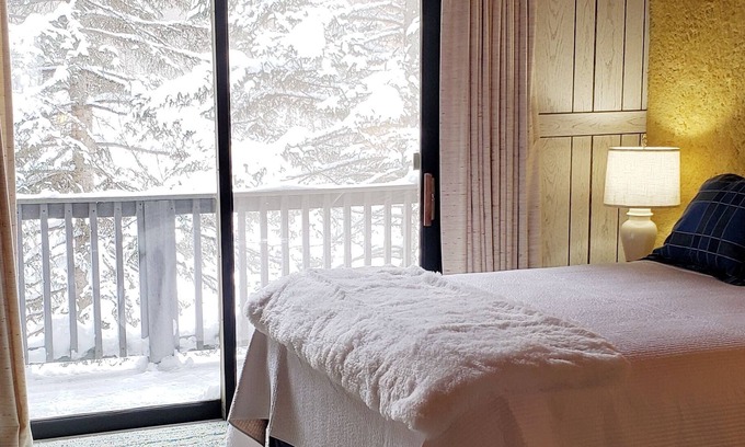 Boyne Falls Casa | Connie's Cottage in the Woods-10 minutes to Boyne Mtn and Petoskey