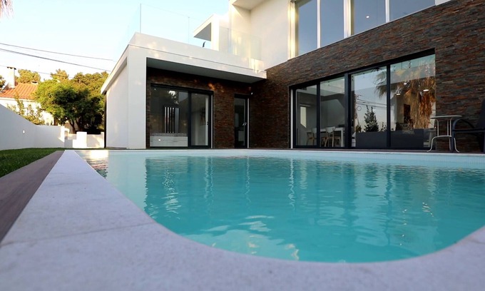Charneca de Caparica e Sobreda Villa | Villa contemporánea con piscina climatizada cerca de Lisboa