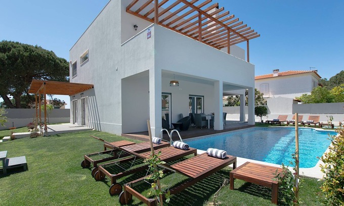 Aldeia do Meco Villa | Contemporary Villa with private swimming pool & Jacuzzi
